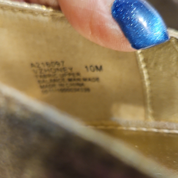 Kathy Van Zeeland Metallic Gold Heels - Picture 12 of 12